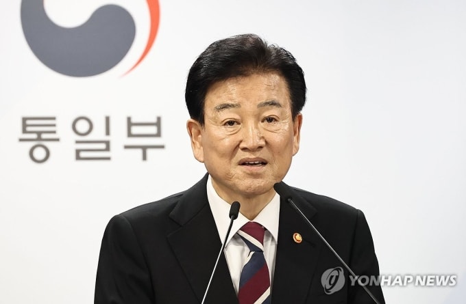 Bộ trưởng Thống nhất Hàn Quốc  Chung Dong-young trong cuộc họp báo ngày 18/2. Ảnh: Yonhap