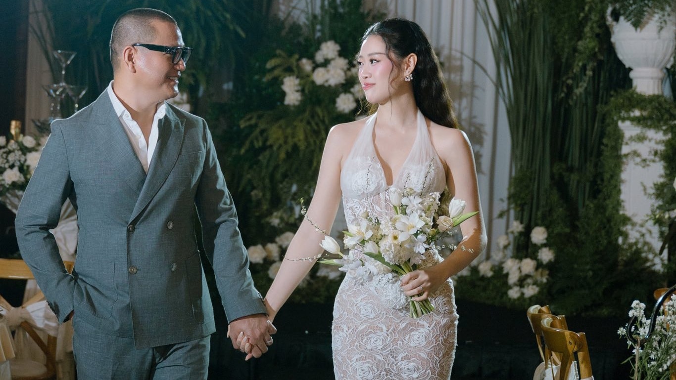 Vợ chồng Khánh Vân tình tứ tại sự kiện kỷ niệm ngày cưới 