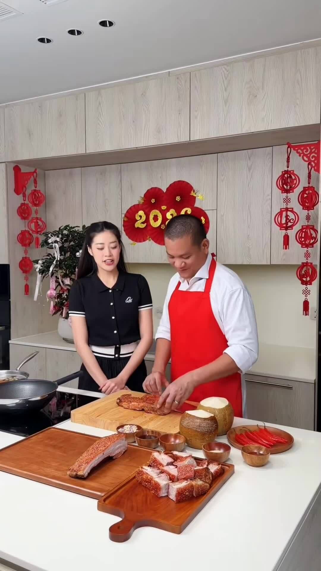 Vợ chồng Khánh Vân vào bếp nấu món Tết