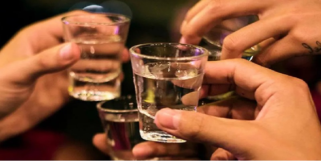 Uống rượu bia ngày Tết thấy những dấu hiệu sau cần đi viện gấp kẻo "rước bệnh vào người" - Ảnh 1.