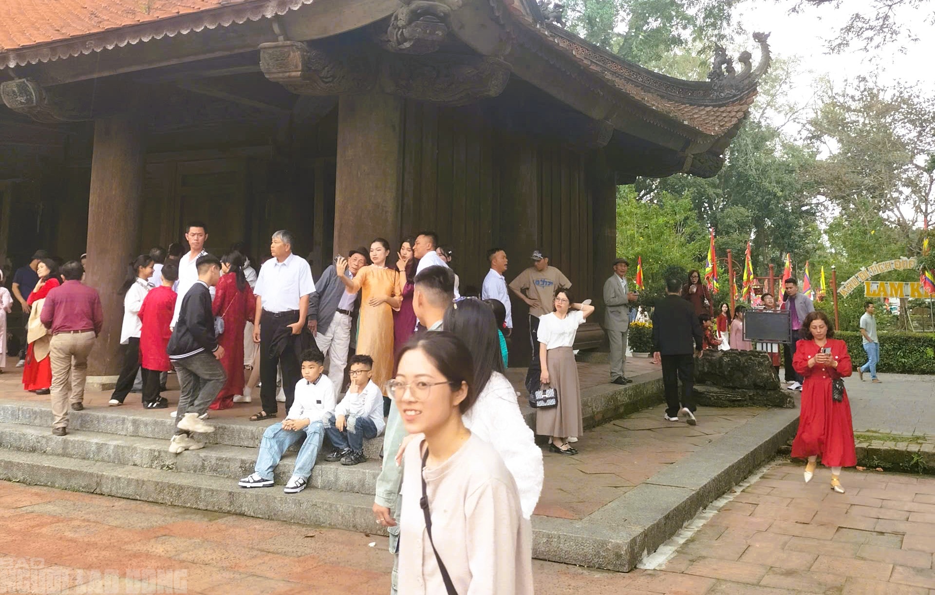 Khách du lịch tấp nập đến các điểm du lịch nổi tiếng ở Thanh Hóa du Xuân - Ảnh 1.