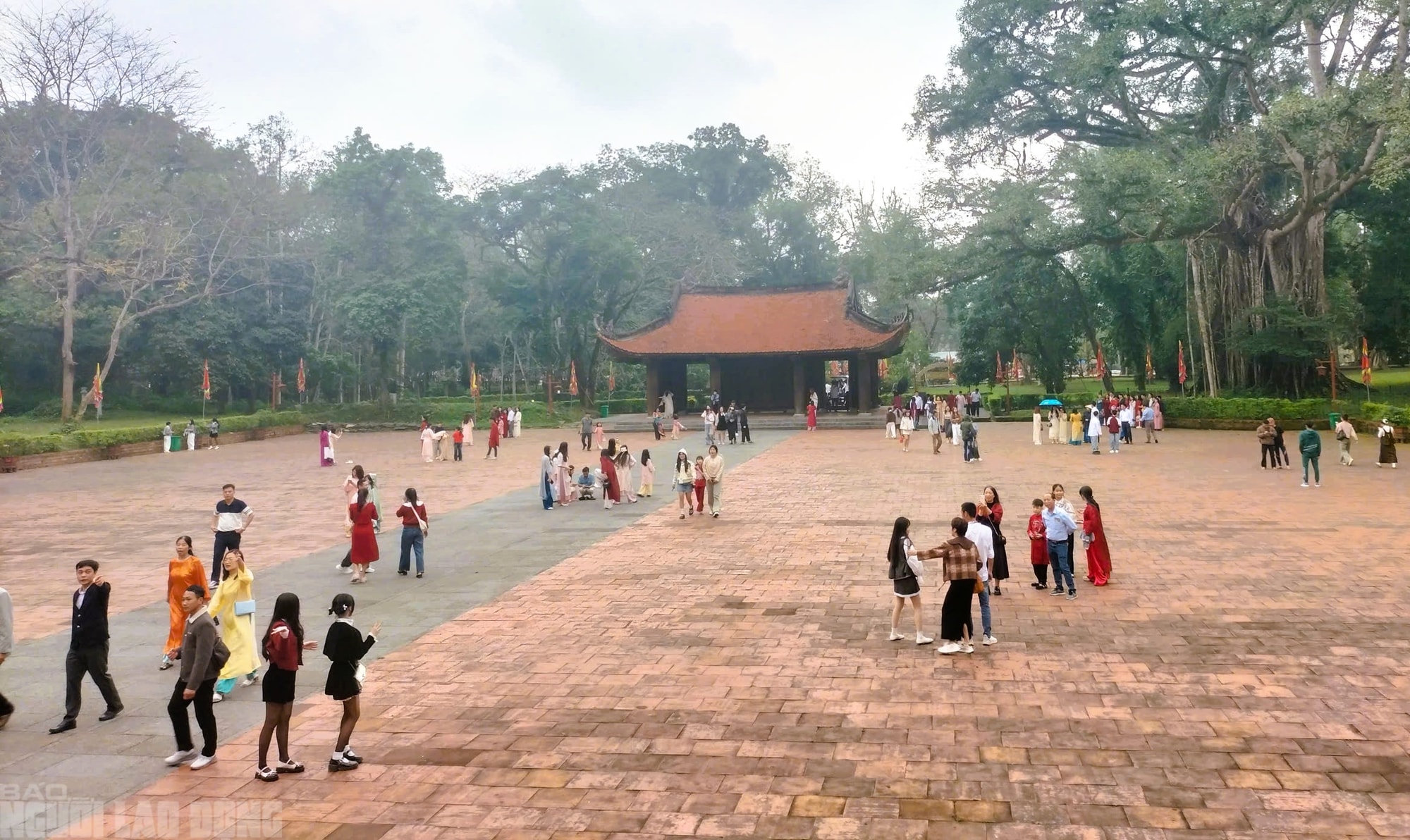 Khách du lịch tấp nập đến các điểm du lịch nổi tiếng ở Thanh Hóa du Xuân - Ảnh 2.