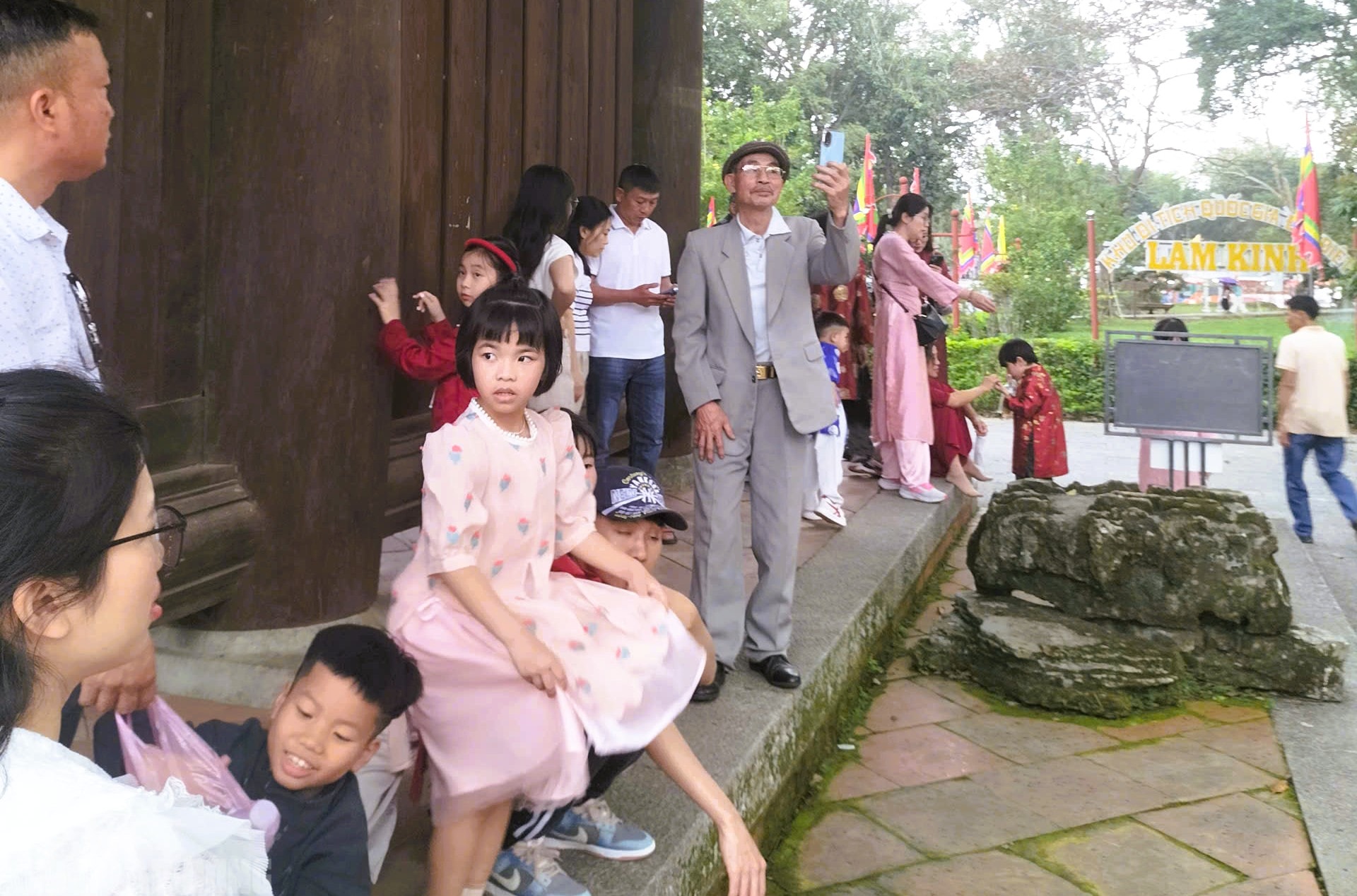 Khách du lịch tấp nập đến các điểm du lịch nổi tiếng ở Thanh Hóa du Xuân - Ảnh 3.