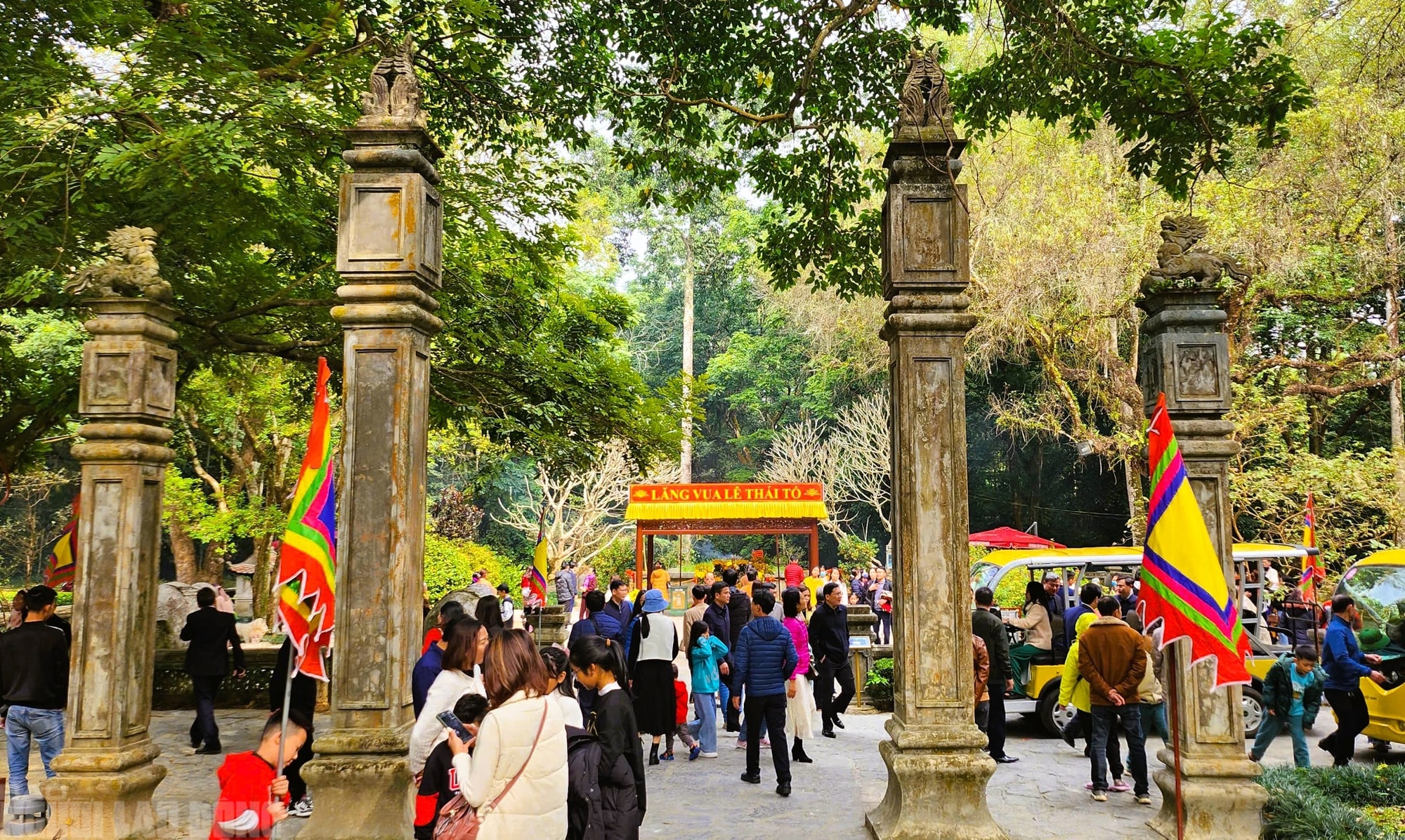 Khách du lịch tấp nập đến các điểm du lịch nổi tiếng ở Thanh Hóa du Xuân - Ảnh 7.