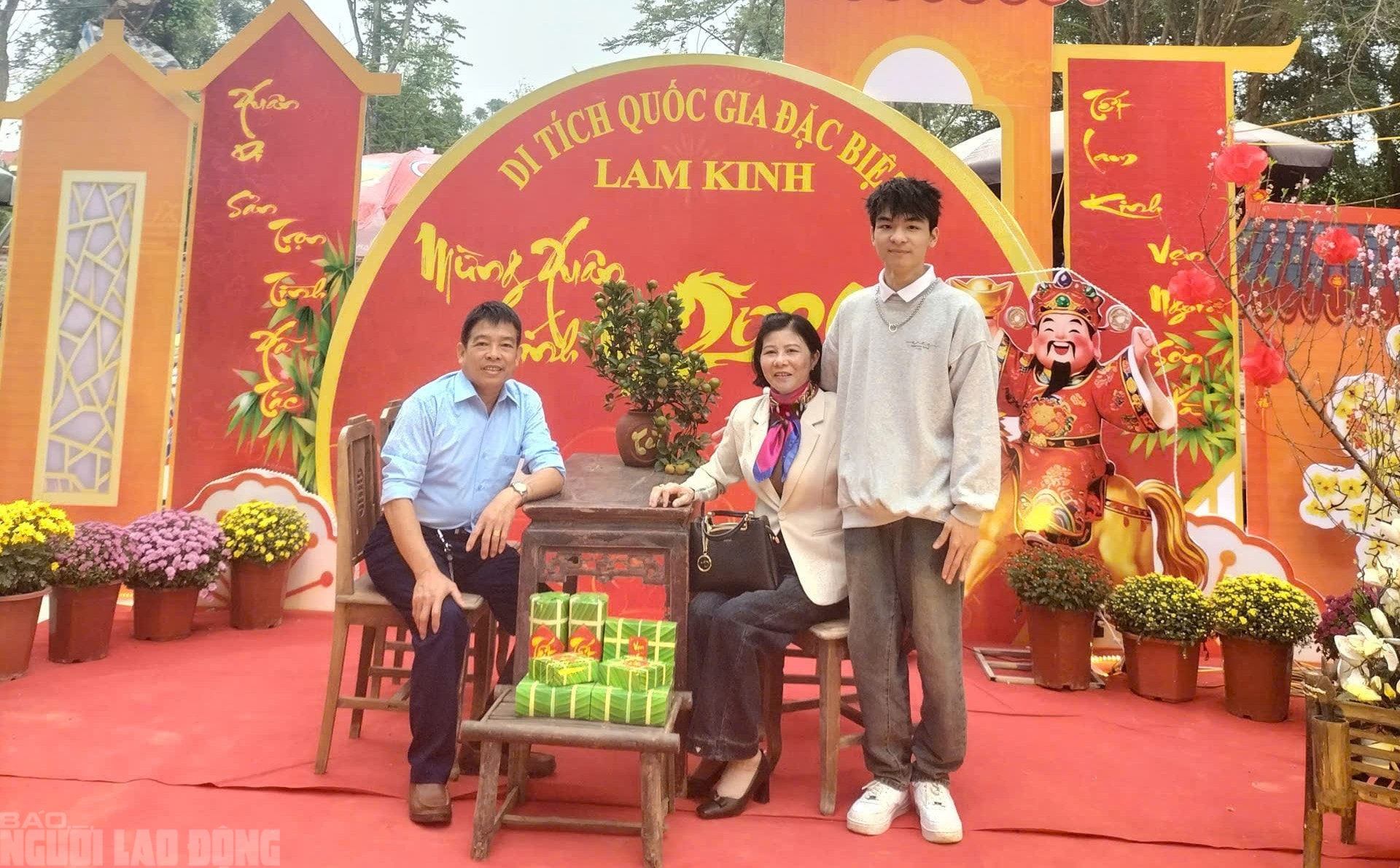 Khách du lịch tấp nập đến các điểm du lịch nổi tiếng ở Thanh Hóa du Xuân - Ảnh 8.