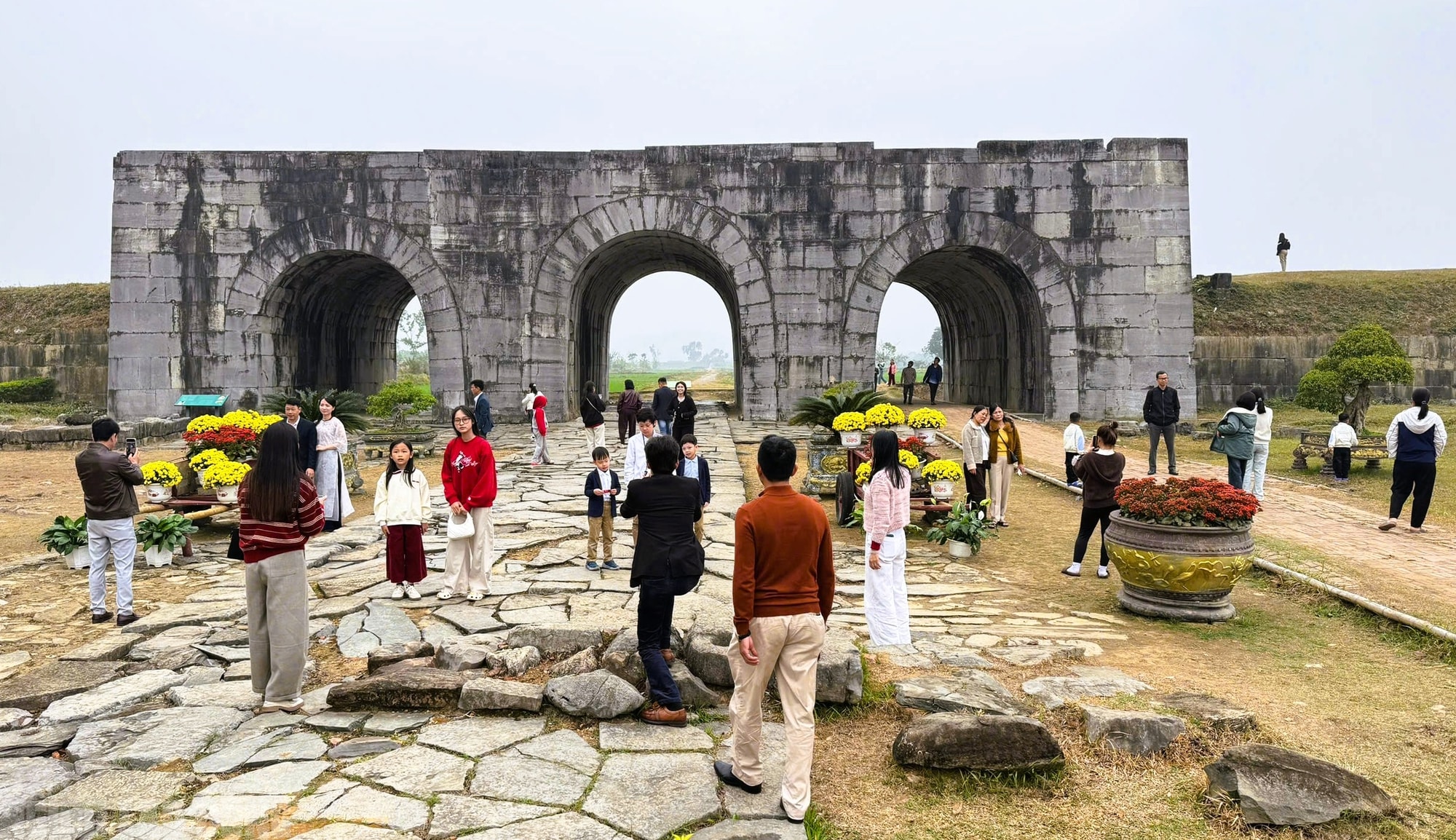 Khách du lịch tấp nập đến các điểm du lịch nổi tiếng ở Thanh Hóa du Xuân - Ảnh 9.