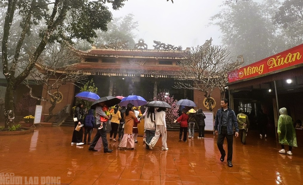 Khách du lịch tấp nập đến các điểm du lịch nổi tiếng ở Thanh Hóa du Xuân - Ảnh 12.