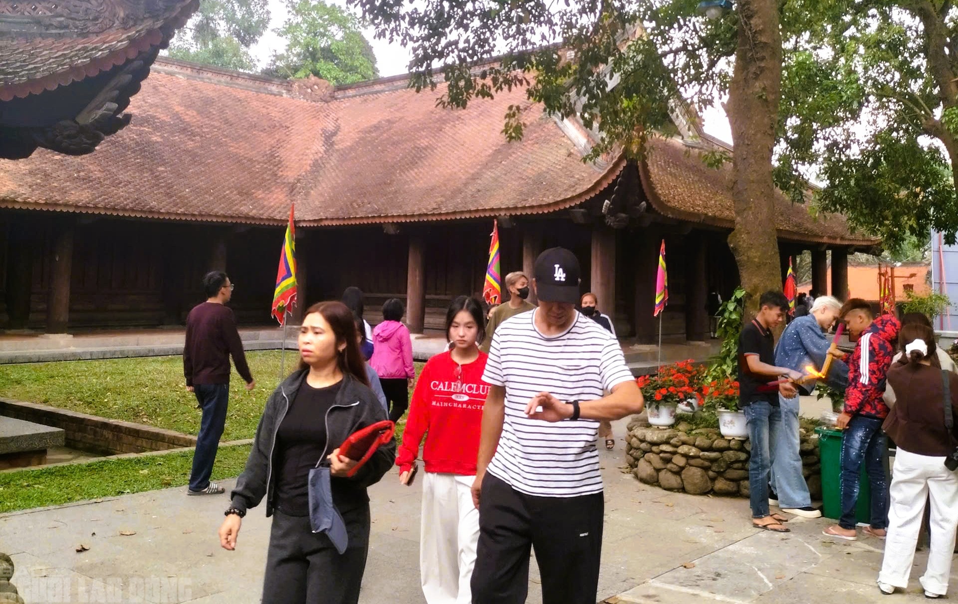 Khách du lịch tấp nập đến các điểm du lịch nổi tiếng ở Thanh Hóa du Xuân - Ảnh 4.