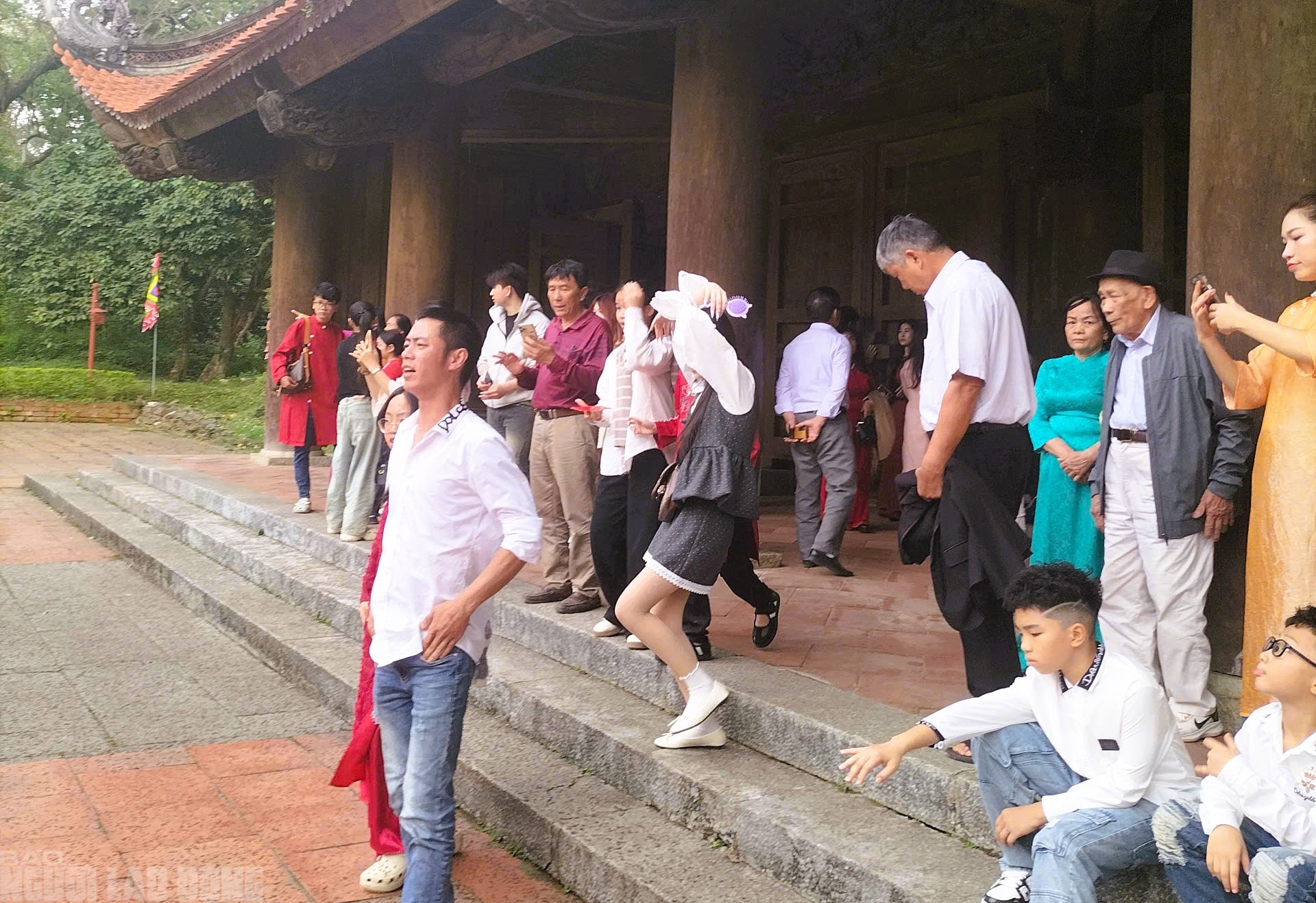 Khách du lịch tấp nập đến các điểm du lịch nổi tiếng ở Thanh Hóa du Xuân - Ảnh 5.