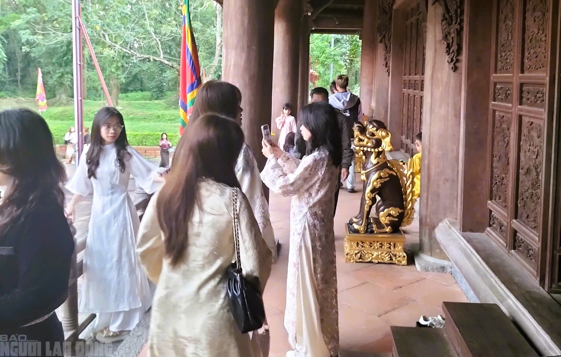 Khách du lịch tấp nập đến các điểm du lịch nổi tiếng ở Thanh Hóa du Xuân - Ảnh 6.