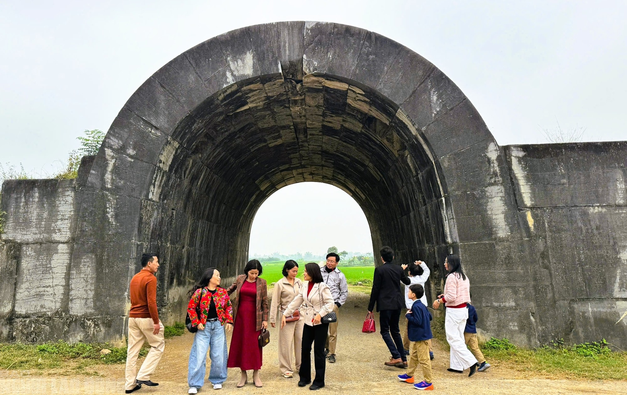 Khách du lịch tấp nập đến các điểm du lịch nổi tiếng ở Thanh Hóa du Xuân - Ảnh 10.