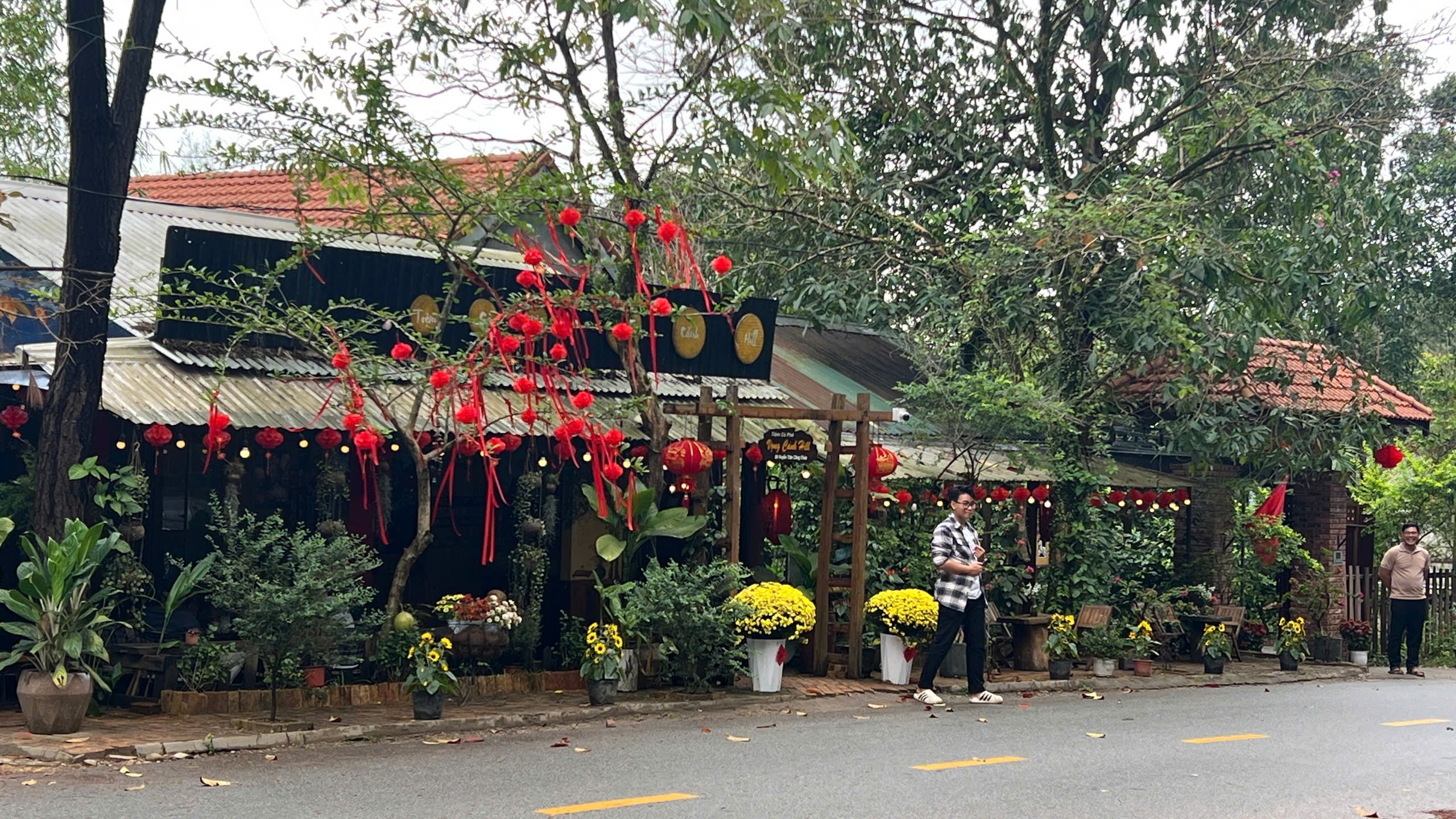 Có một ngọn đồi ở Huế khiến du khách muốn đứng thật lâu, nói ít lại và "cảm" nhiều hơn - Ảnh 7.