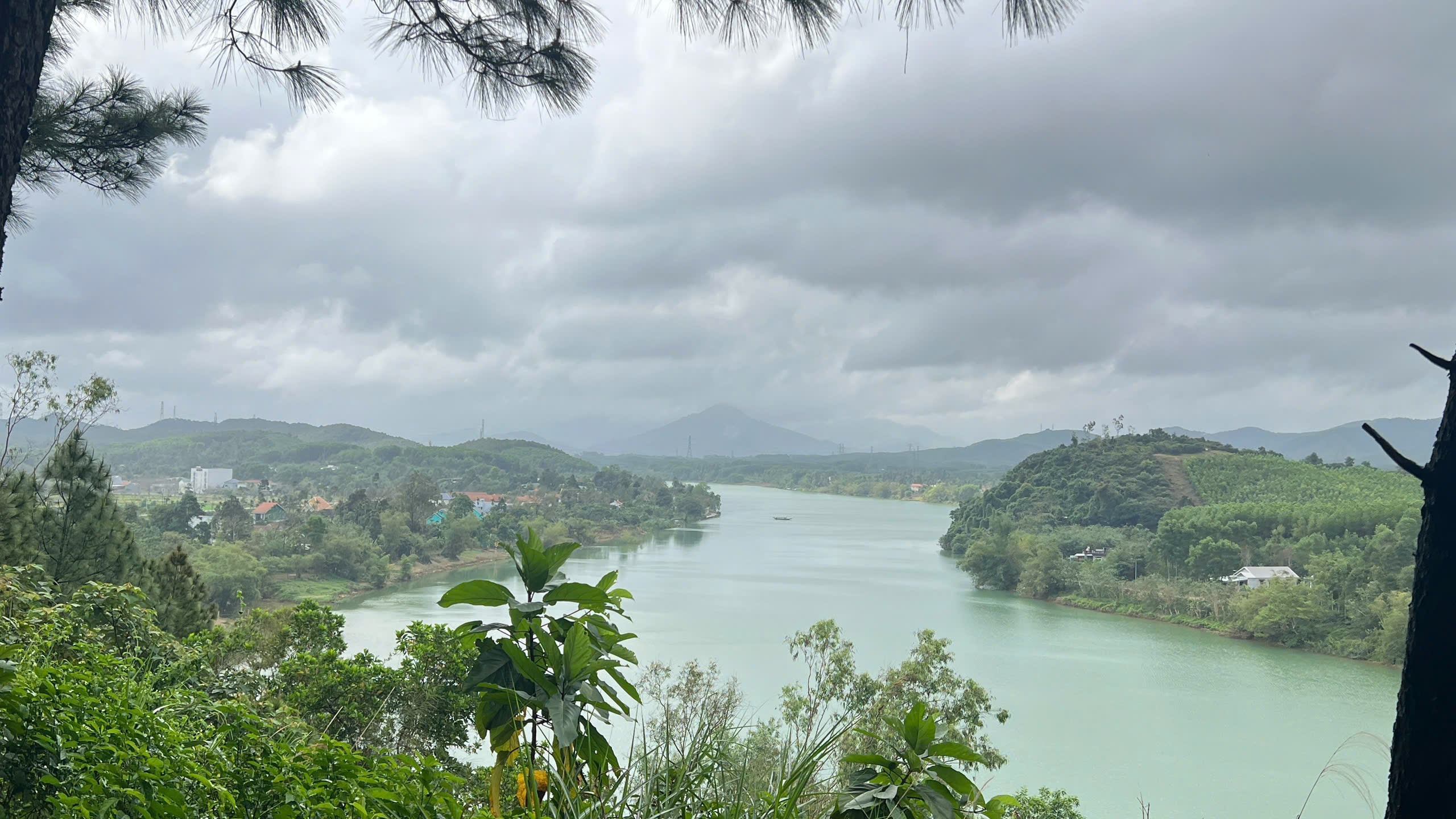 Có một ngọn đồi ở Huế khiến du khách muốn đứng thật lâu, nói ít lại và "cảm" nhiều hơn - Ảnh 1.