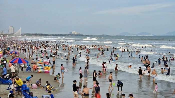 Công việc thầm lặng của người lao động Vũng Tàu xuyên Tết - Ảnh 3.