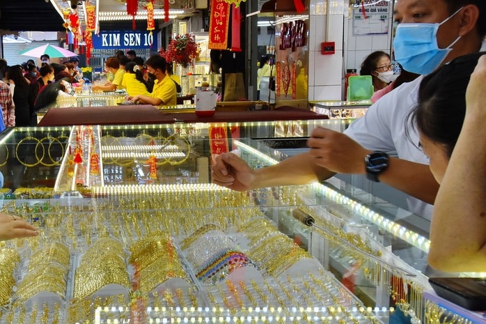 Giá vàng hôm nay 18-2: Sụt giảm mạnh - Ảnh 1.