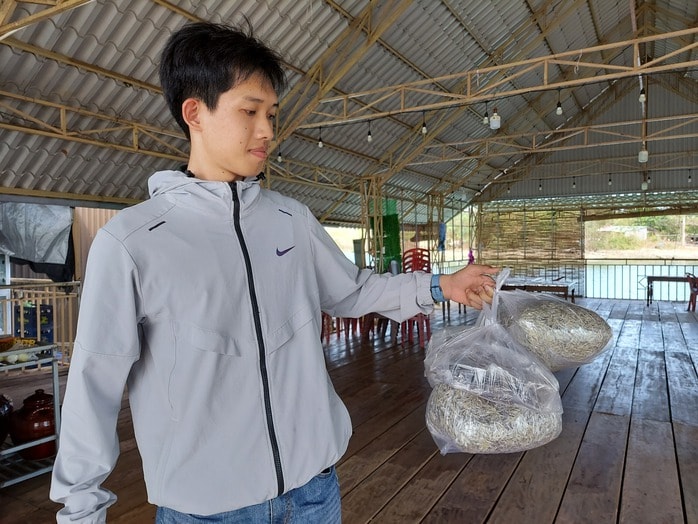 Đặc sản bánh tráng cá cơm sông Sê San: Hương vị độc đáo vùng biên viễn - Ảnh 6. Đặc sản bánh tráng cá cơm sông Sê San: Hương vị độc đáo vùng biên viễn - Ảnh 6.