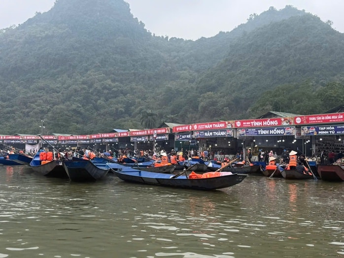 2 vạn khách du xuân, trẩy hội chùa Hương ngày mùng 2 Tết - Ảnh 2.