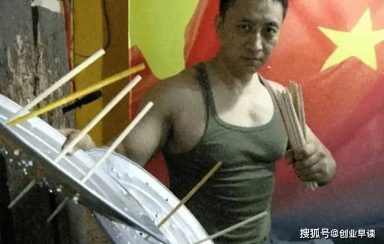 Lý Húc nổi tiếng với khả năng dùng đũa đâm xuyên thủng tấm thép bằng tay không. (Nguồn: Sohu)