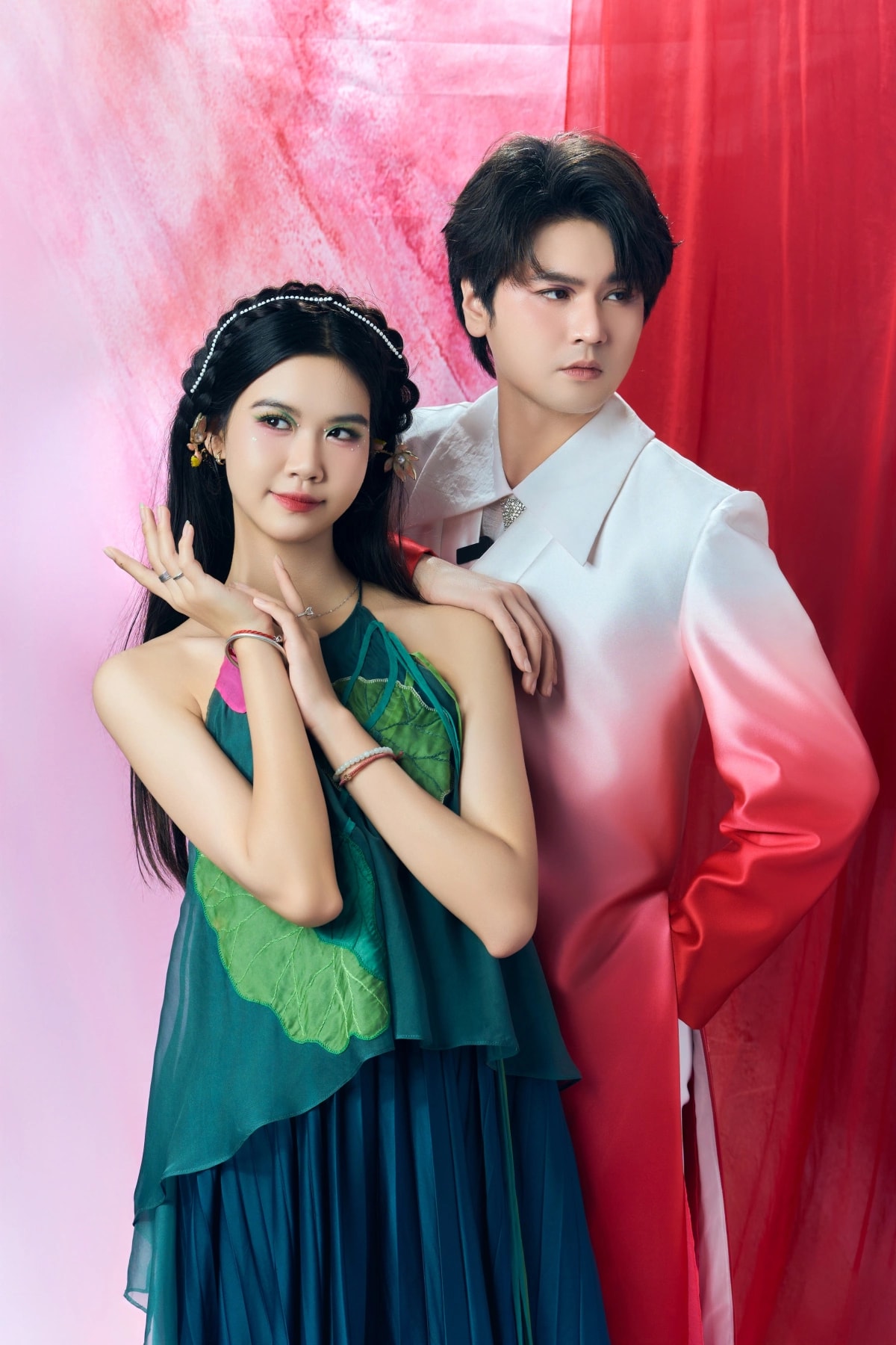 Trong suốt buổi chụp, Đình Quyền trực tiếp hướng dẫn học trò cách tạo dáng phù hợp với trang phục và đạo cụ. Anh cho biết cảm thấy hạnh phúc khi chứng kiến nhiều mẫu nhí tiến bộ rõ rệt chỉ sau thời gian ngắn.