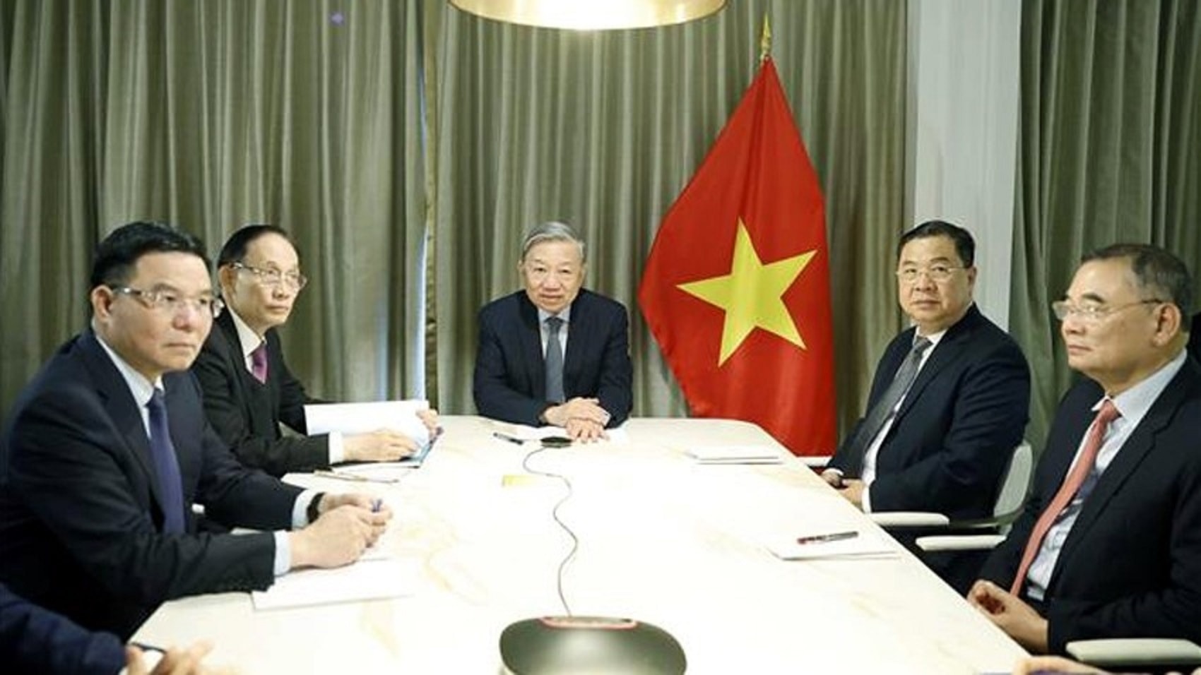 Tổng Bí thư Tô Lâm điện đàm với Thượng nghị sĩ Mỹ Steve Daines - Ảnh: TTXVN