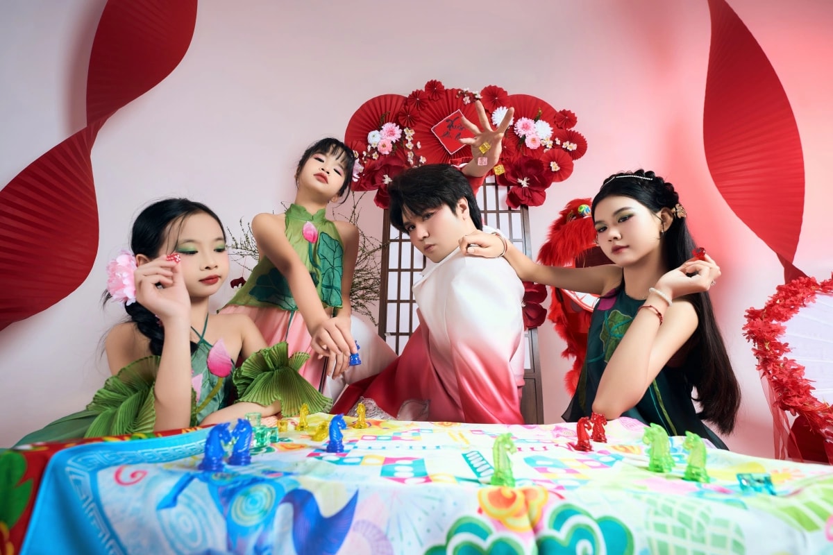 Các mẫu nhí lần lượt tái hiện hình ảnh vật tay, kéo co hay chơi cờ cá ngựa trong không khí rộn ràng ngày Tết.