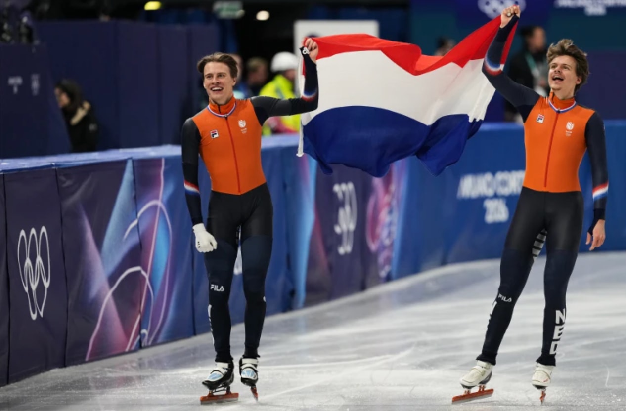 Jens van 't Wout (bên trái) cùng anh trai Melle van 't Wout ăn mừng sau khi cả 2 giành huy chương ở nội dung 500m trượt băng cự ly ngắn. (Nguồn: AP)
