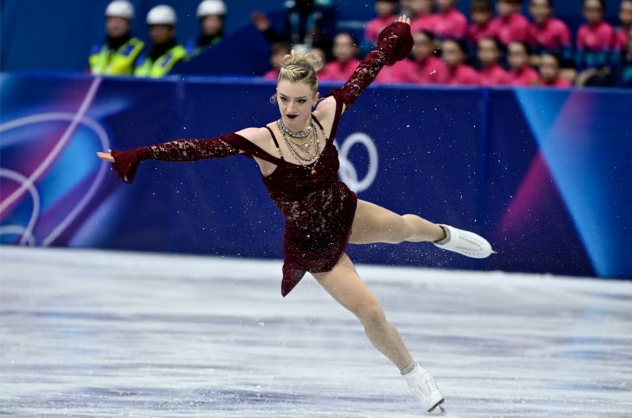 Amber Glenn trình diễn tại Thế vận hội Mùa đông 2026. (Nguồn: Cosmopolitan)