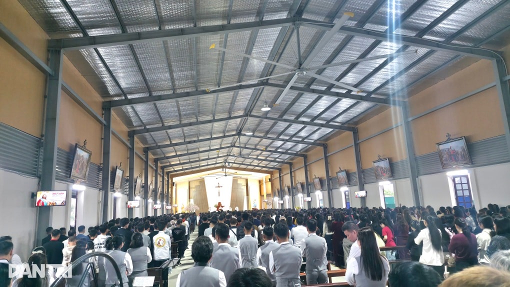 Đông đảo khách thập phương đổ về thánh đường đầu năm - 2