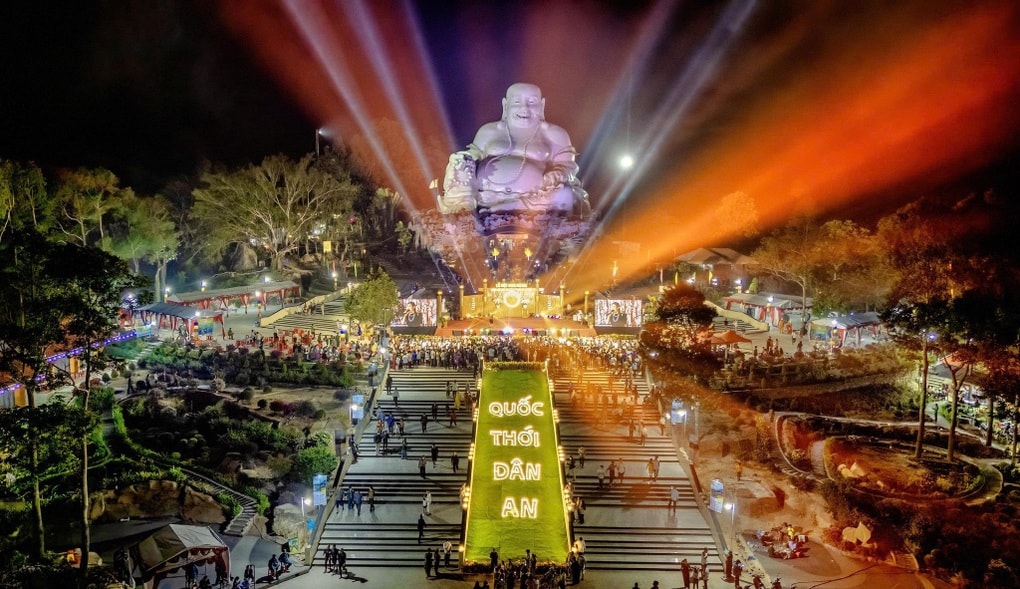 Hàng vạn người dân đổ về nóc nhà miền Tây - 2 Hàng vạn người dân đổ về nóc nhà miền Tây - 2