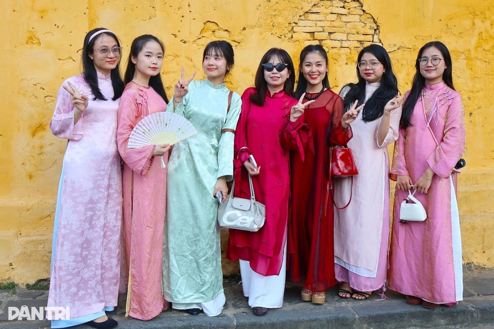 Biển người chen chân ở phố cổ Hội An ngày đầu năm Bính Ngọ - 2