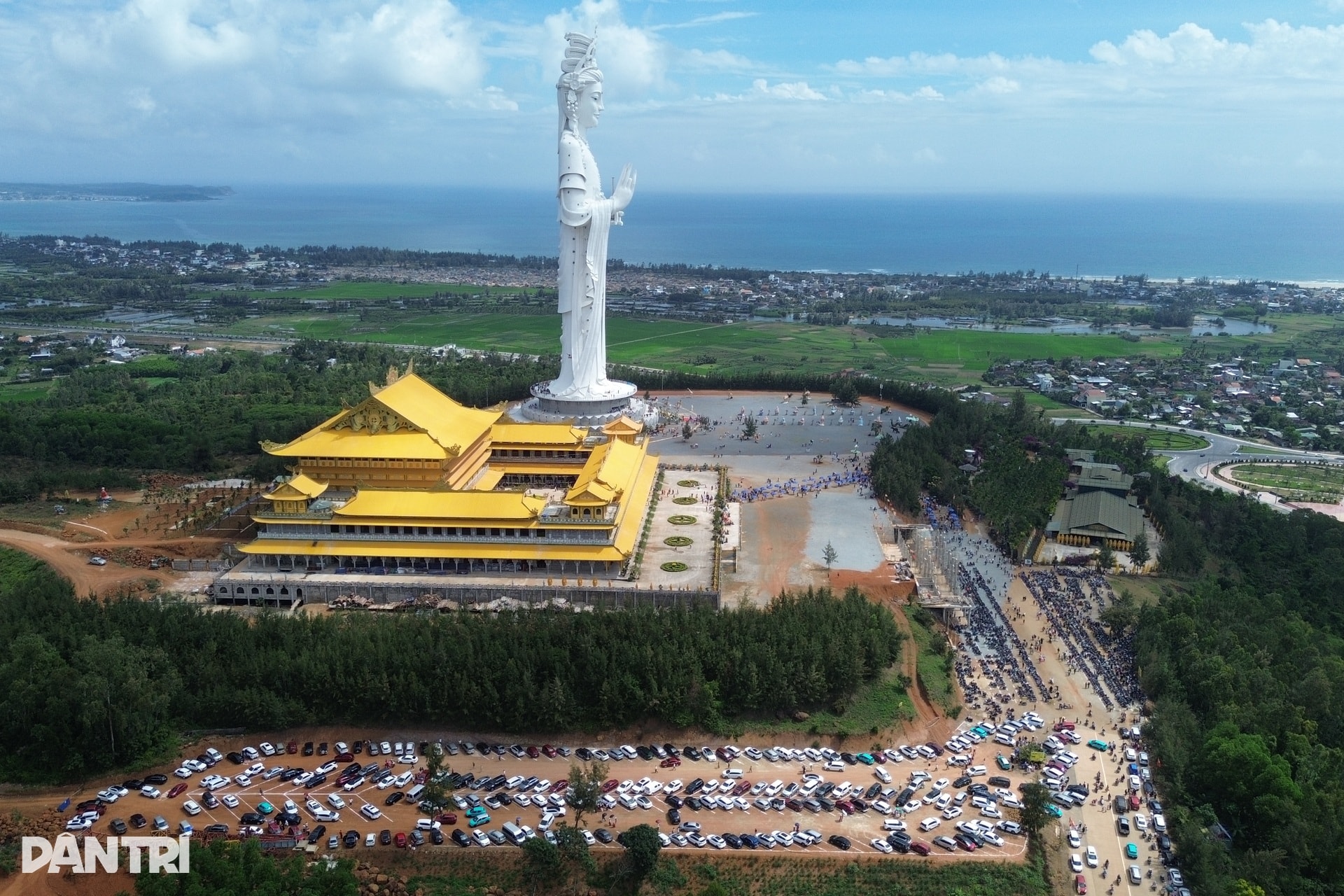 Hàng nghìn người chiêm bái tượng Quan Âm cao nhất Đông Nam Á - 9 Hàng nghìn người chiêm bái tượng Quan Âm cao nhất Đông Nam Á - 9