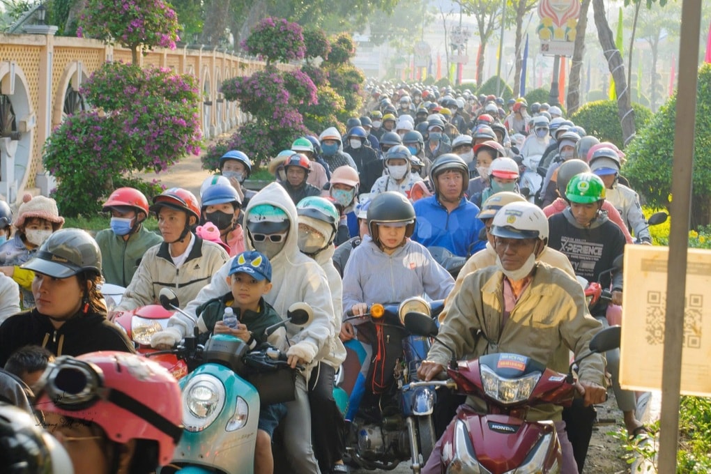 Hàng vạn người dân đổ về nóc nhà miền Tây - 1 Hàng vạn người dân đổ về nóc nhà miền Tây - 1