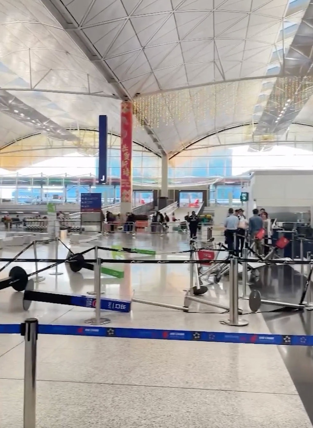 Du khách Anh phá 10 quầy ở sân bay, lộ 4 viên Viagra - 1