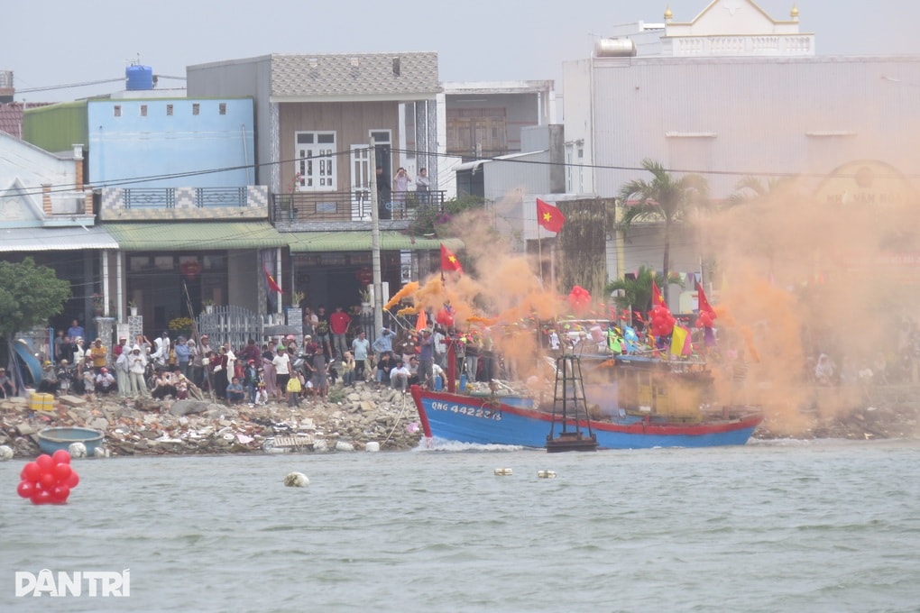 Mùng 3 Tết cửa biển rực rỡ khói màu, tàu cá nô nức ra khơi - 2 Mùng 3 Tết cửa biển rực rỡ khói màu, tàu cá nô nức ra khơi - 2