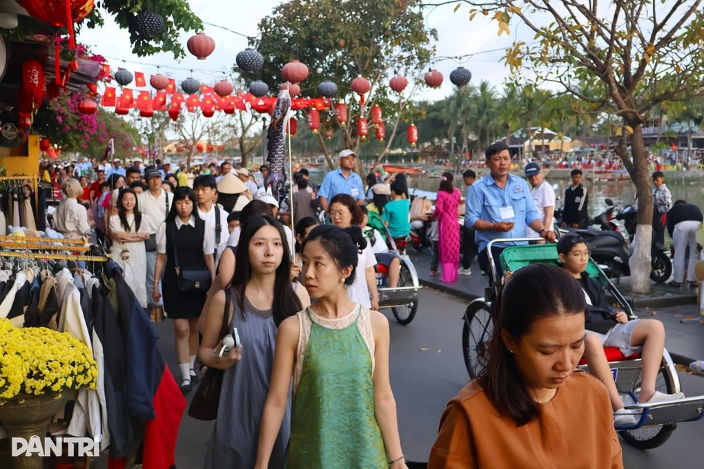 Biển người chen chân ở phố cổ Hội An ngày đầu năm Bính Ngọ - 1
