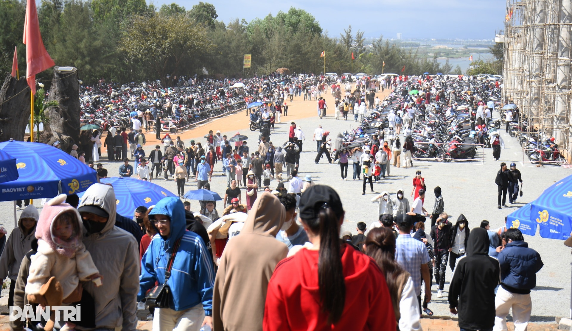 Hàng nghìn người chiêm bái tượng Quan Âm cao nhất Đông Nam Á - 2 Hàng nghìn người chiêm bái tượng Quan Âm cao nhất Đông Nam Á - 2