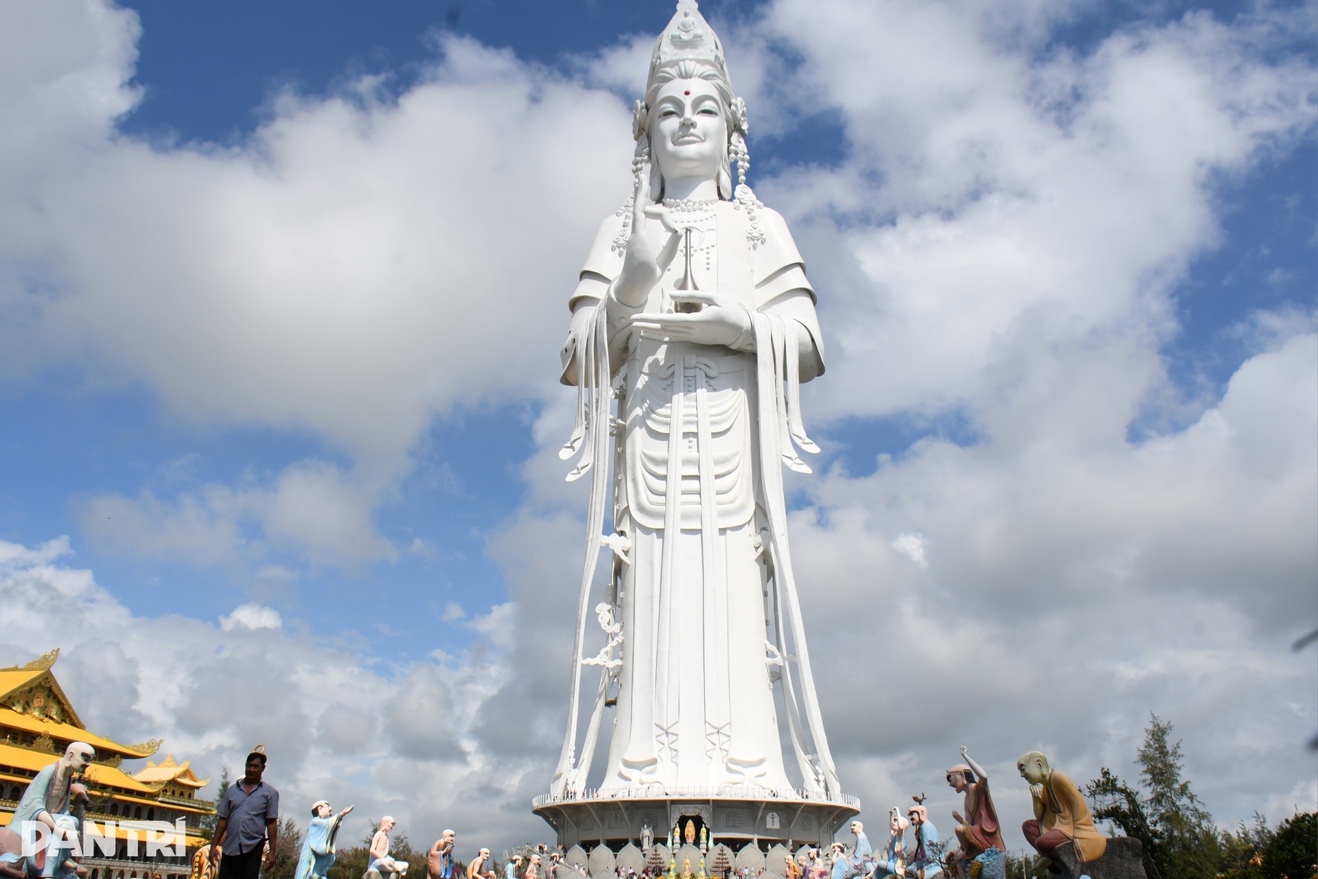 Hàng nghìn người chiêm bái tượng Quan Âm cao nhất Đông Nam Á - 3 Hàng nghìn người chiêm bái tượng Quan Âm cao nhất Đông Nam Á - 3