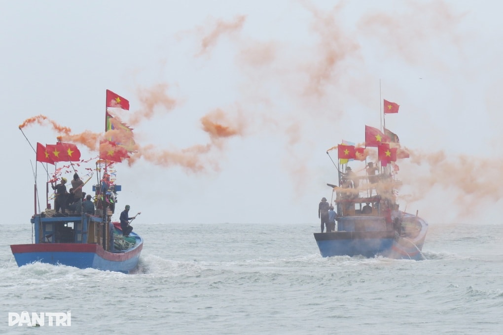 Mùng 3 Tết cửa biển rực rỡ khói màu, tàu cá nô nức ra khơi - 3 Mùng 3 Tết cửa biển rực rỡ khói màu, tàu cá nô nức ra khơi - 3