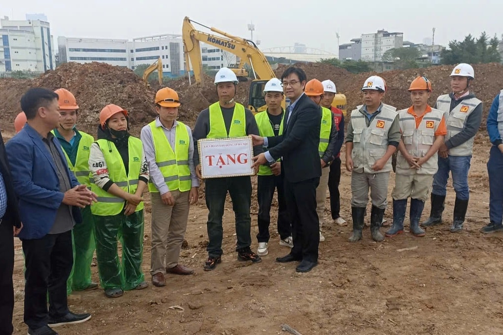 Công nhân hăng say làm việc ngày Tết, nhận tiền lương gấp 3 lần - 2