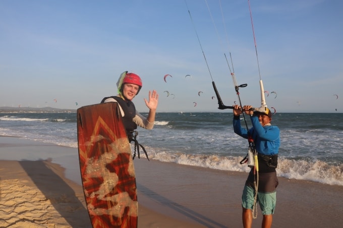 Du khách lướt ván diều trên biển Mũi Né hồi tháng 12/2025. Ảnh: Việt Quốc