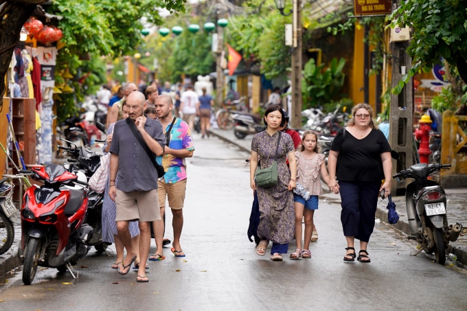 Du khách tham quan phố cổ Hội An, ngày 1/11/2025. Ảnh: Nguyễn Đông