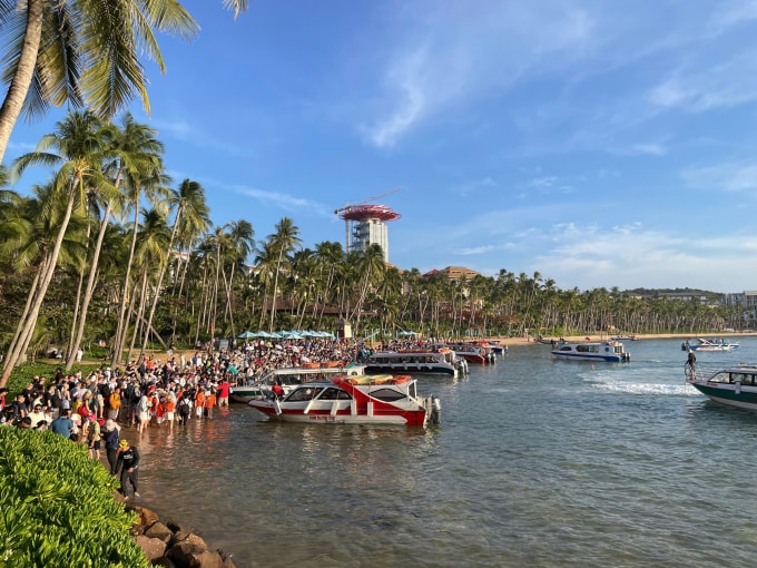 Hàng nghìn du khách đổ ra bến tàu chờ canô để về đất liền. Ảnh: NVCC