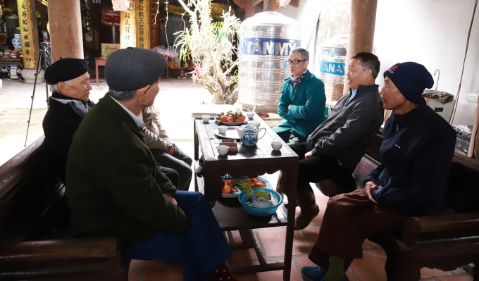 Trưởng thôn cùng một số người dân làng Đa Chất đang giao tiếp bằng tiếng lóng trong buổi gặp ở đình làng. Ảnh: Nga Thanh