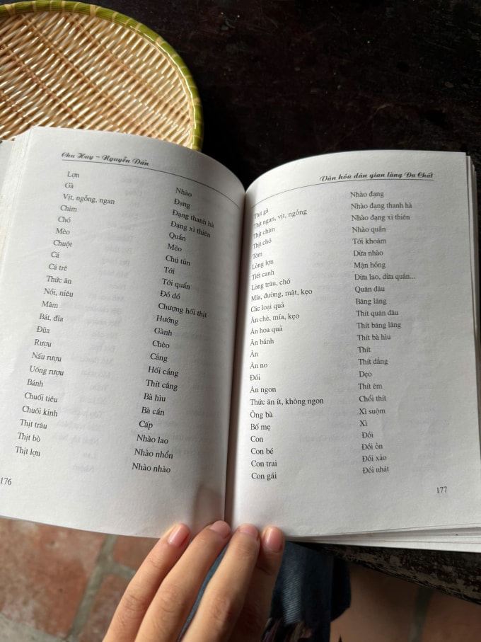 Một số từ phiên âm trong sách tài liệu về ngôn ngữ tiếng lóng làng Đa Chất. Ảnh: Quỳnh Nguyễn