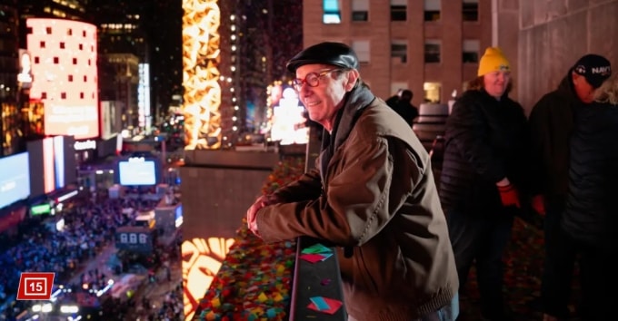 Heining nhìn xuống những người đang ăn mừng trong đêm giao thừa. Ảnh: Treb Heining