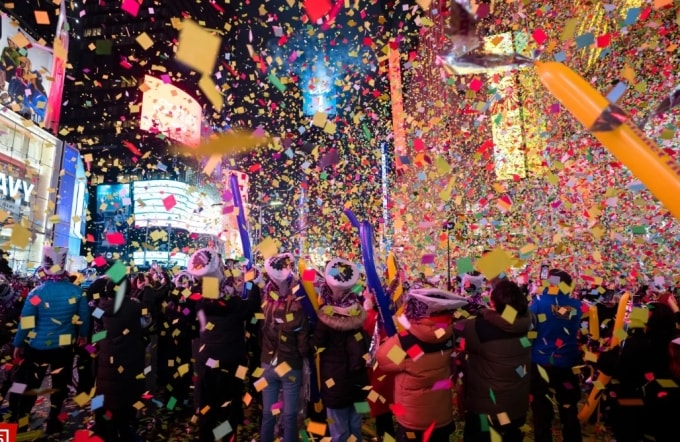 Những mảnh giấy kim tuyến bao phủ đám đông ăn mừng ở Quảng trường Thời đại khi đồng hồ điểm nửa đêm ngày 1 tháng 1 năm 2025. Ảnh: WireImage