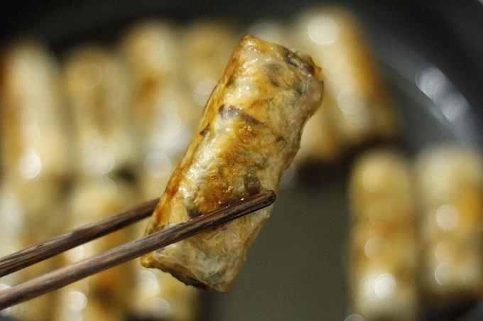 Ăn nhiều nem rán dễ gây tăng cholesterol. Ảnh: Bùi Thủy