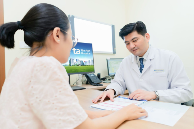 Bác sĩ Mạnh tư vấn cho người bệnh. Ảnh minh họa: Bệnh viện Đa khoa Tâm Anh