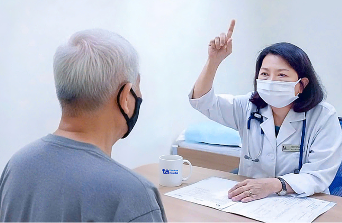 Bác sĩ đang khám tầm soát đột quỵ cho người có bệnh nền. Ảnh: Bệnh viện Đa khoa Tâm Anh