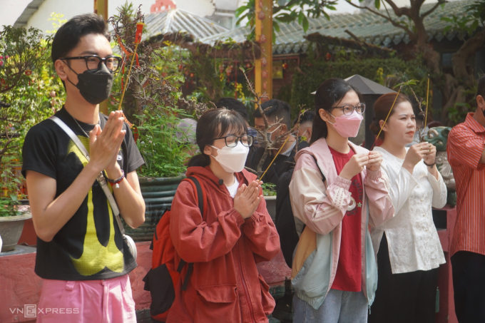 Người dân thắp hương tại chùa. Ảnh minh họa: Minh Tâm